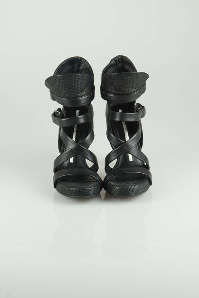 Collar Cross sandals in black