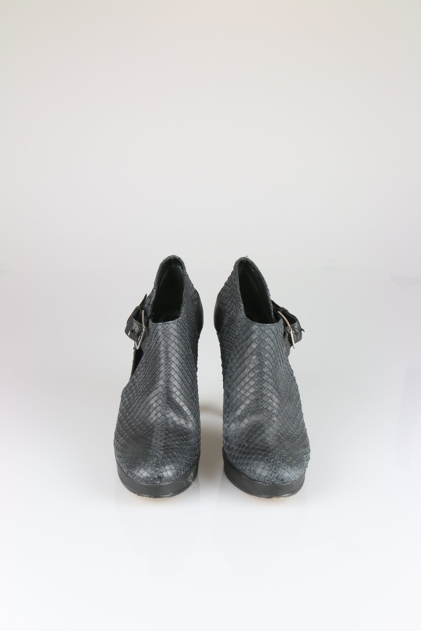 Cut-away grey shoe boots