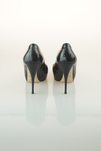 Black patent peep toes