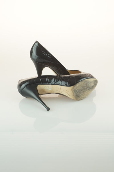 Black patent peep toes