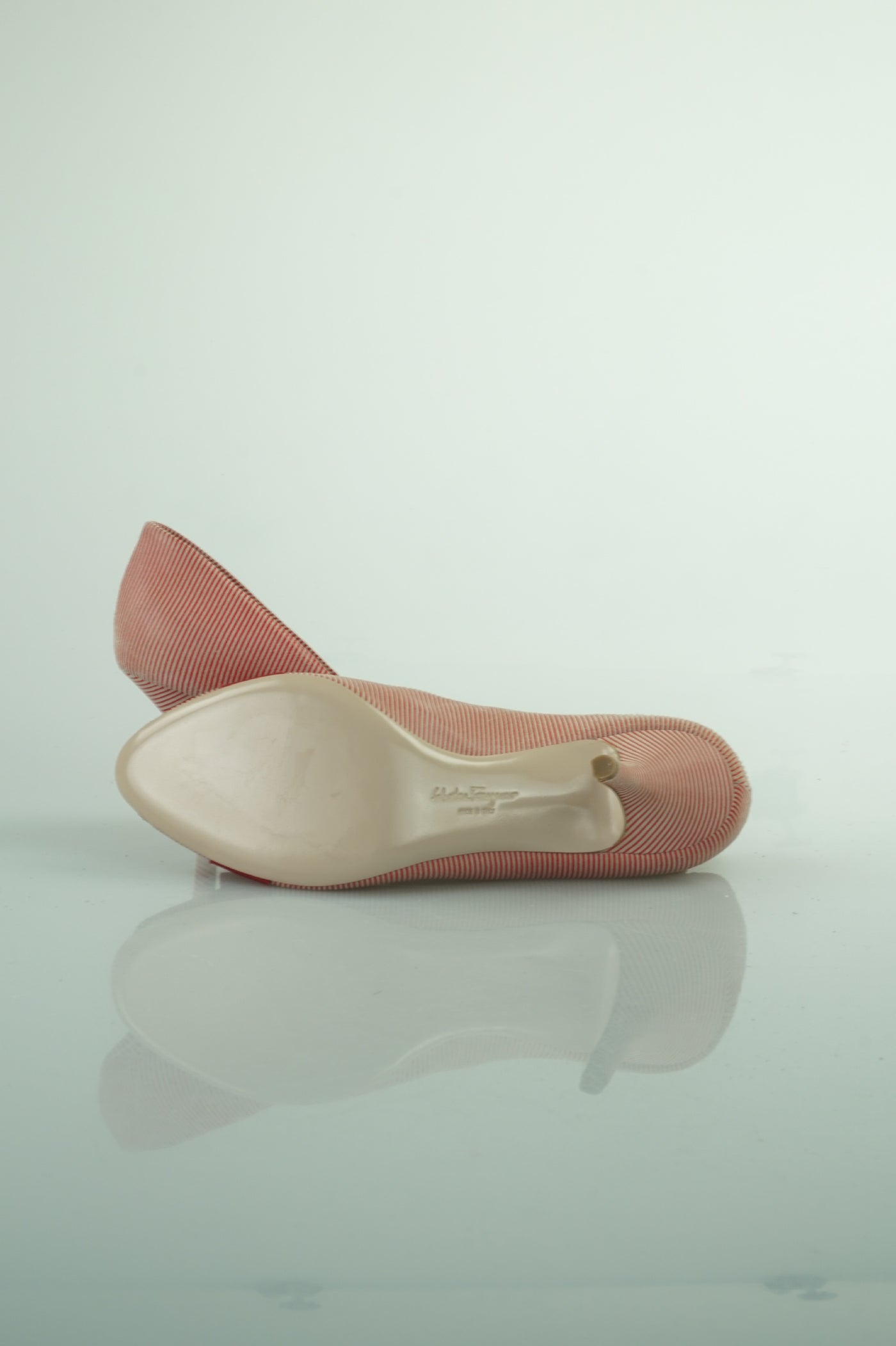 Ribes red and white pumps
