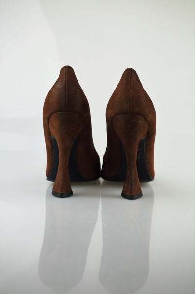 Mahogany curved pumps