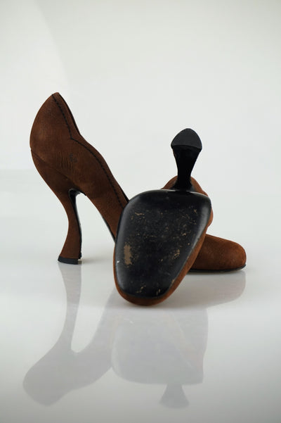 Mahogany curved pumps