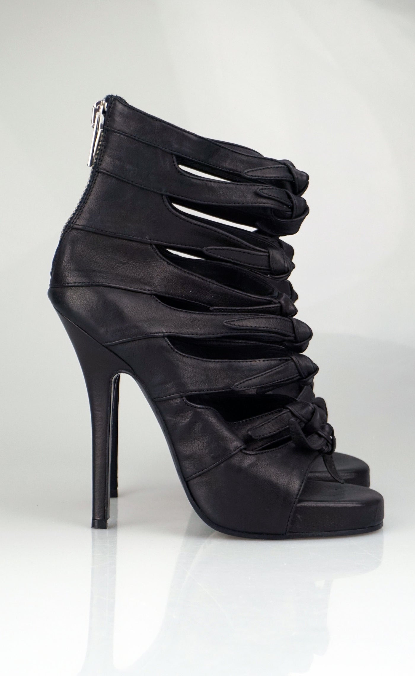 Knotted cage heels