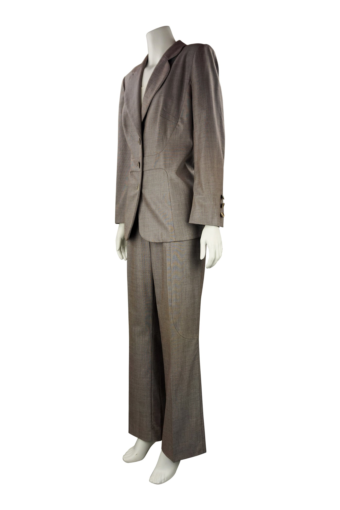 Curved pant suit