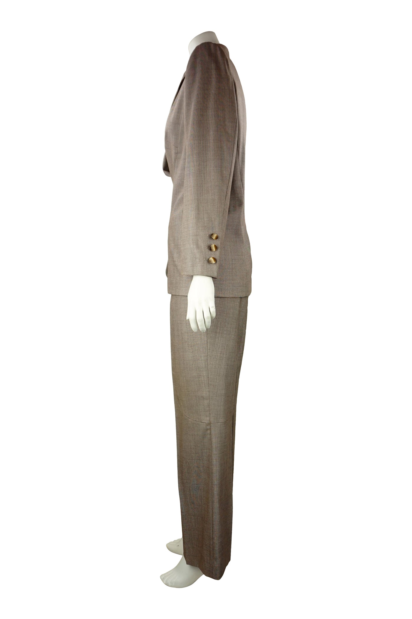 Curved pant suit