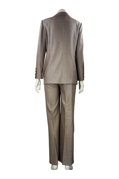 Curved pant suit